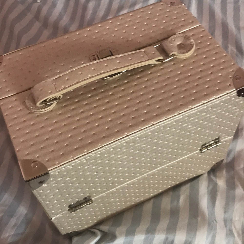 Folding makeup organizer